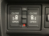 【両側パワースライドドア】両側がパワースライドドアになっており、運転席のスイッチやスマートキーでも開閉が可能です!開口部も広いので乗り降りも楽々♪