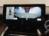 【パノラミックビューモニター】映像で、見づらい車両周辺の確認をアシスト。クルマを真上から見ているような映像を表示。 運転席から確認しにくい車両周囲の状況を把握。