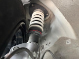 【HKS車高調】車高が低くなり、スタイリッシュな見た目となっております。車両の重心が下がる事で、走行時の安定性も向上します♪