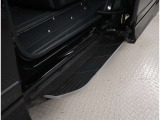 夜間走行でも安心のLEDへッッドライト搭載車です。とても明るく白い光で照らします。この装備も人気のアイテムですね