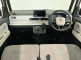 【インパネ】運転のしやすさを最優先に設計された見晴らしの良いフロントビュー。車両間隔が掴みやすく狭い道でも安心♪「安全」と「品質」を最優先に、安心してお乗りいただけるクルマを提供いたします。