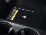 ◆ワイヤレス充電器◆ワイヤレス充電規格Qiに適合した機器を充電エリアに置くことで使用できます。