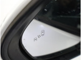 隣車線を走る車両をレーダーで検知し、ドアミラーでは確認しにくい後側方エリアに存在する車両に加え、急接近してくる車両も検知します。車両を検知するとドアミラーに搭載されたLEDインジケーターが点灯します。