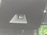 【三菱e-Assist】走行中に前方の車両等を認識し、衝突しそうな時は警報とブレーキで衝突回避と被害軽減をアシスト。より安全にドライブをお楽しみいただけます。