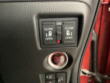 【両側パワースライドドア】です。リモコンや運転席のスイッチ操作で楽々自動開閉。また、スマートキーシステム搭載ですので、ハンドル横の赤いスイッチを押せば、エンジンスタート!
