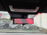 後方視界をクリアに映し出してくれるスマートルームミラー。