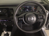 【ハンドル】運転にかかわる様々な操作を安全に行えるように視点移動が少なく操作性に配慮されたスイッチ類が凝縮されたコックピットです。