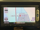 ダッシュボードに自然に溶け込むようにデザインされた純正メモリーナビゲーション。