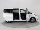 大きすぎず運転しやすいコンパクトサイズ。細道や狭い駐車場でも運転ラクラク。平日の買物や送り迎えなどで、女性にもムリなく使えるサイズです!