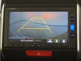 バックカメラ搭載です!車庫入れが苦手な人はもちろん、車両感覚に自信がある人にもお勧めです!見えない箇所が見えるようになるので、低い障害物や隠れてしまっている子供の存在等にも気付く事が出来ます。
