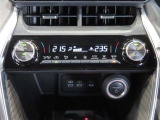 左右独立温度コントロールフルオートエアコンです。運転席、助手席それぞれで独立して温度設定ができます。冷え性の方が乗っても安心ですね♪