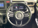 インテリアに合わせたデザインのステアリングは、運転される方のことも考え、運転しやすい形状、大きさです。是非一度、実際に触ってお確かめください。