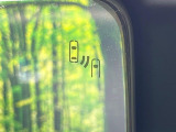 【ブラインドスポットモニター】走行中、ドアミラーの死角になりやすい箇所に後続車が接近するとサイドミラーのレンズに警告を表示!ドライバーに注意喚起をしてくれます。
