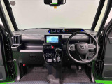360&deg;UV&IRカット機能ガラス採用。見易い計器類と運転し易いレイアウトのドライビングポジションは、極細Aピラーの採用で視角も少なく前方&左右の見切りが良く安心して運転できます。