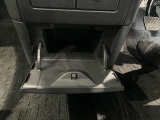 運転席の前に収納スペースが有ります☆小物類などすっきり収納♪