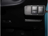 お車のキーはスマートキーです。キーを身につけた状態で車に近づき、ドアロックの解錠や施錠操作が出来ます。雨の日など両手がふさがっている時など、とっても便利ですね。