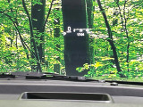【ヘッドアップディスプレイ】現在の速度や走行情報をデジタル表示で運転席前方のガラスに投影!運転中、目線をずらさず必要な情報を確認できるのでとっても便利で安心!