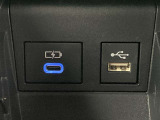 こちらのクルマはUSB接続コネクタも装備されています♪スマホの充電などにお使い下さい。ご旅行中での充電切れも、これなら心配いりませんね!