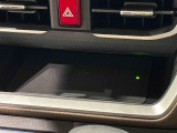 手の届くところにスマートフォンが置けるインパネセンタートレイ (メーカーオプションのワイヤレス充電機能付き)