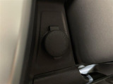 【シガーソケット(アクセサリーソケット)】車内で利用する電気製品の電源として広く利用できます!アダプターを入れることで、スマートフォンの充電なども可能です!