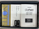 スマートキーは鍵をバッグに入れたままでもドアロックの開閉やエンジンのON・OFFができます。夜間や雨の日も鍵を探さなくて良いので便利です。