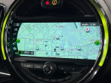 ●純正ナビ:一体感のあるナビは、高級感ある車内を演出してくれます。オーディオ機能も充実しておりますので、運転もより楽しめます♪