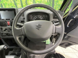 インテリアに合わせたデザインのステアリングは、運転される方のことも考え、運転しやすい形状、大きさです。是非一度、実際に触ってお確かめください。