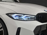 アダプティブLEDヘッドライトはステアリングを切った方向を照らします。