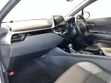 前方の見通しが良いすっきりした視界、誰でも扱いやすく運転できます。疲れにくく安心ドライブを更に快適なものにします!