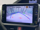 【バックカメラ】駐車時に後方がリアルタイム映像で確認できます。大型商業施設や立体駐車場での駐車時や、夜間のバック時に大活躍!運転スキルに関わらず、今や必須となった装備のひとつです!