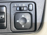 【電動格納ミラー】サイドミラーは電動格納式となっており、狭い駐車場でもキズがつくリスクを抑えられます。