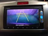 バックカメラの画像です。ガイドラインがスムースな車庫入れをサポートいたします。車庫入れの安心感がアップしますね。
