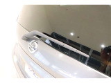 雨天時、後方の視界を見やすくするリヤワイパー。