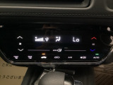 オートエアコンで、毎日のドライブを快適に。温度、風量を自動で調整し、理想的な車内環境を提供します。プラズマクラスター技術搭載の、フルオートエアコン。空気の浄化や脱臭に効果があります。