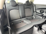 ●後席:大人が乗車しても窮屈さを感じないほど、足元も広々しております。