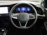 Volkswagen全車共通の上質な本革を使用した手触りのしっとりとしたステアリングです。唯一素肌が触れるハンドルは上位モデルと同じ握り心地になっております。