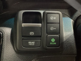 セレクトレバーの右に電子制御パーキングブレーキがあります。スイッチひとつで、停車した地点の傾斜などをシステムが検知・判断してブレーキ力を自動的に最適制御し、しっかり停車できるパーキングシステムです。