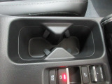 運転席からも助手席からも手の届きやすい位置にドリンクホルダーが付いています。