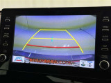 後方の見える安心をお届けするバックガイドモニター付:バックするときのアシストラインもあって楽々バック!車庫入れや縦列駐車をサポートし、苦手な駐車も安心です!今やもう手放せない装備ですネ♪