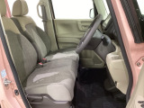 座面も厚みがあり背もたれも高く、広い足元にゆったり座れるシートです。運転席と助手席の間が空いている為、助手席側への移動がスムーズです。交通量の多い道でも助手席側から乗り降りができます。