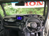 まぶしい日差しをやわらげる、青色のハーフシェイドフロントウィンドウがついています。また、プラズマクラスター技術搭載フルオートエアコンで快適です。