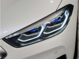 【レーザーライト】ブルーのデザインとBMW Laserのロゴにより視覚的にも個性を主張するレーザーライト。ハイビームモードを設定すると最長600mまでの距離を照射。夜間におけるドライビングの快適性を向上させます。