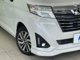 【LEDヘッドライト】悪天候や夜間走行時も良好な視界を確保し安心して運転できる高輝度LEDヘッドライトを装備!点灯速度が早く、消費電力も抑えられています。