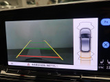 ギアをリバースに入れると車両後方の映像を映し出します。画面にはガイドラインが表示され、車庫入れや縦列駐車などの際に安全確認をサポートします。