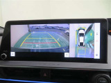 パノラミックビューモニター搭載。カメラで車両周囲の状況を映し出すため、狭い場所での駐車などに役立ちます。