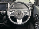 インテリアに合わせたデザインのステアリングは、運転される方のことも考え、運転しやすい形状、大きさです。是非一度、実際に触ってお確かめください。