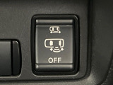 【ハンズフリー機能付き両側パワースライドドア】スライドドアの下に足先を入れてすぐ引くと、自動的にスライドドアが開閉します!荷物で両手がふさがった状態でも、ドアの開閉ができてとっても便利!