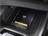 ◆ワイヤレス充電器◆ワイヤレス充電規格Qiに適合した機器を充電エリアに置くことで使用できます。