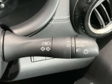 車外の明るさに応じでライトを点灯、消灯してくれるオートライト機能です☆お天気の良い昼間のトンネル走行などオートにしてると便利で安心です☆エンジン停止時にライトの消し忘れも無くなります☆