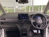 【e:HEV】走行シーンに合わせて、EV・ハイブリッド・エンジンの3つのモードを自動で切り替えるので、街乗りから高速走行までスムーズなドライブを楽しめます。